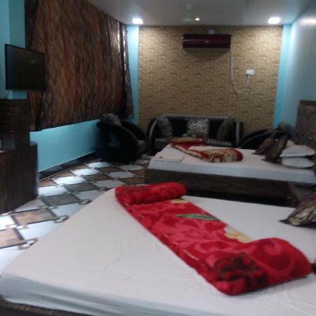 Hotel Rajkamal Диогар Стая снимка