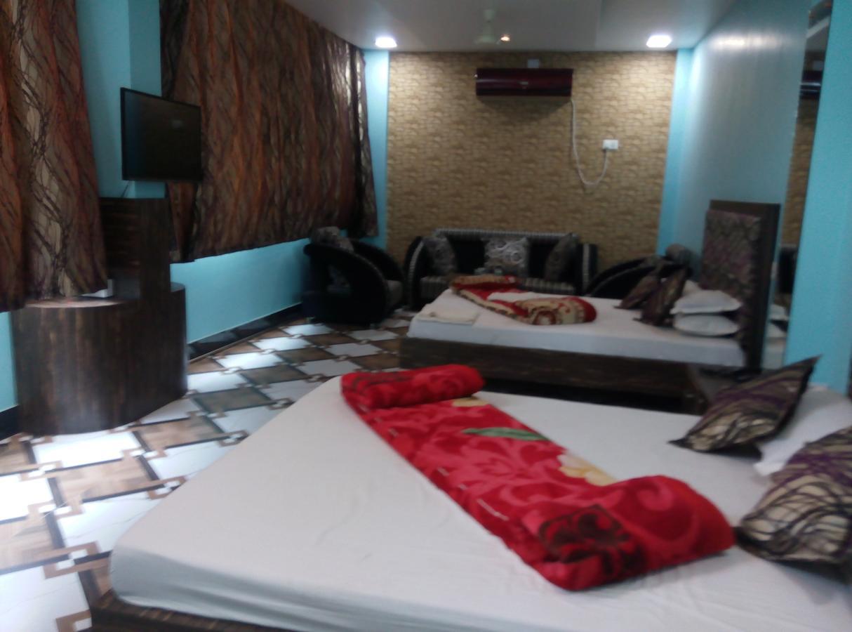 Hotel Rajkamal Диогар Стая снимка