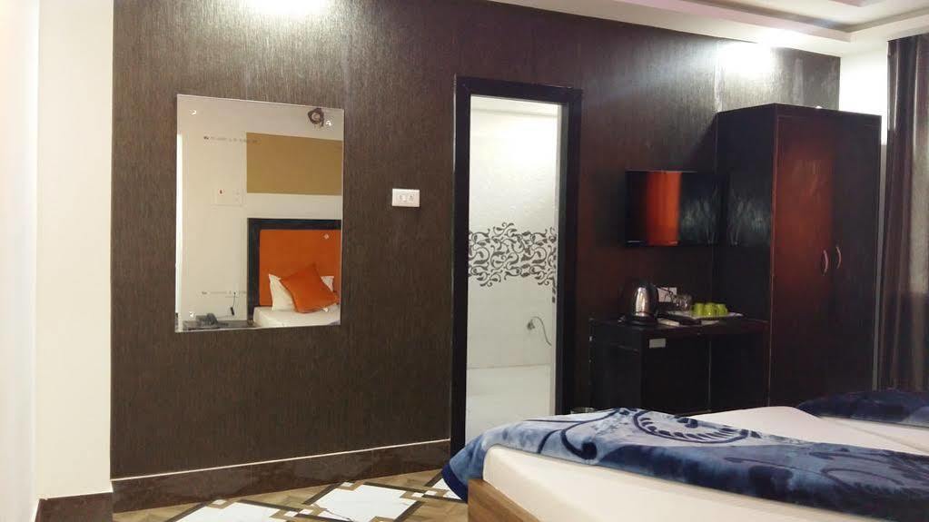 Hotel Rajkamal Диогар Екстериор снимка