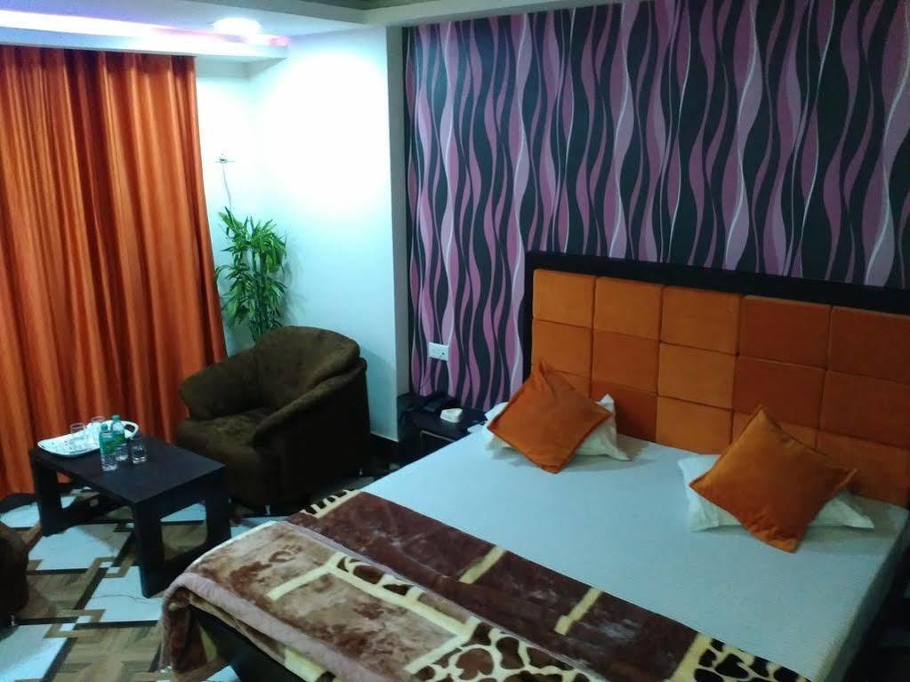 Hotel Rajkamal Диогар Екстериор снимка