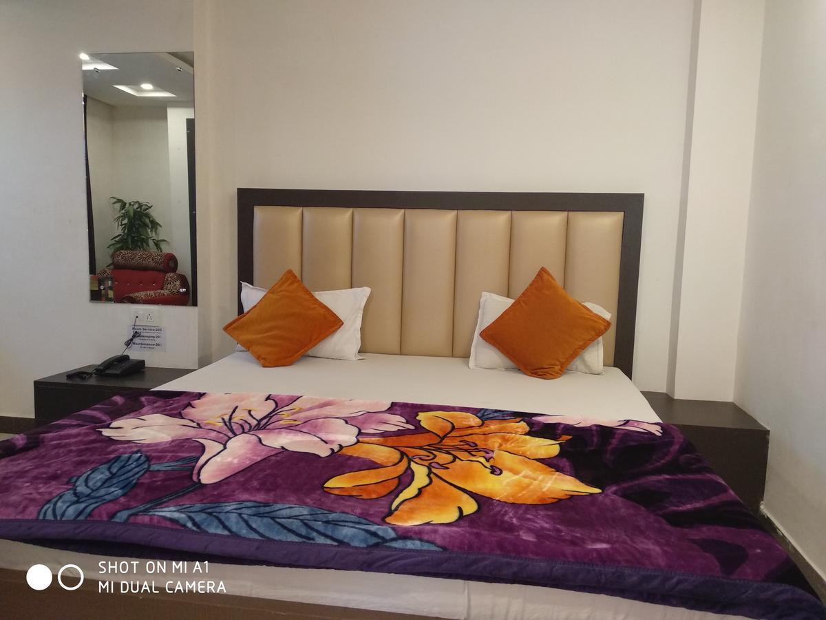 Hotel Rajkamal Диогар Екстериор снимка
